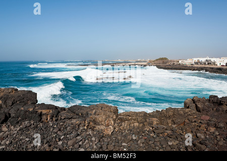 Atlantic Rollen kommen auf den Strand von El Cotillo auf der Kanarischen Insel Fuerteventura Stockfoto