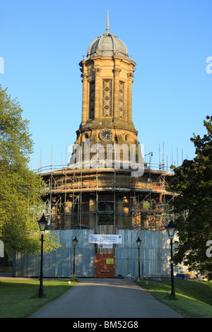 Saltaire evangelisch reformierte Kirche bedeckt im Gerüstbau für Renovierungsarbeiten auf der Veranda im Mai 2010 Stockfoto