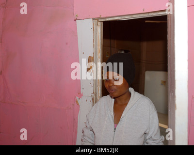Frau in ihrem Haus in der Gemeinde Zolani Stockfoto