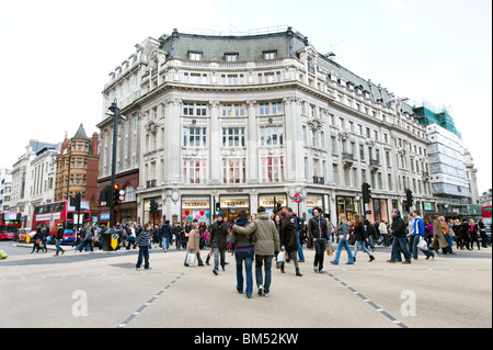 Neue Diagonale X Kreuzung am Oxford Circus, London, England, UK Stockfoto