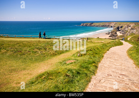 Touristen in Bedruthan Steps auf der Nordküste von Cornwall in England, UK Stockfoto