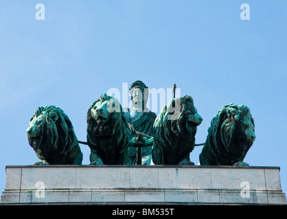 Statuen auf das Siegestor (Triumphbogen), München Stockfoto