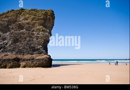 Touristen an der spektakulären Bedruthan Steps auf der nördlichen Küste von Cornwall in England, UK Stockfoto