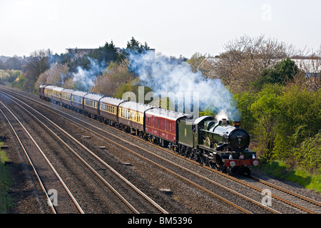 Ex-GWR Castle Klasse 4-6-0 Dampflok 5043 "Earl of Mount Edgcumbe" bei Slough, Berks, UK Stockfoto