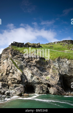 Die Klippen und Burg Tintagel, Nord Cornwall, England, legendärer Ort der König Arthurs Camelot. Merlins Höhle befindet sich unterhalb. Stockfoto