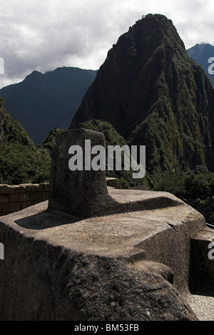 Intihuatana oder "Hitching Post der Sonne' mit Huayna Picchu hinter Machu Picchu, Peru, Süd-Amerika Stockfoto