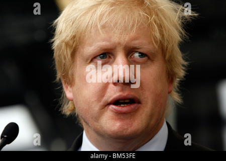 Londoner Bürgermeister Boris Johnson bei der feierlichen Eröffnung des neuen Routmaster in Battersea Stockfoto