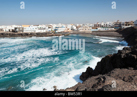 Atlantic Rollen kommen auf den Strand von El Cotillo auf der Kanarischen Insel Fuerteventura Stockfoto