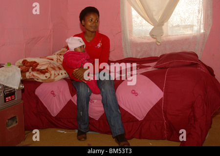Eine Dame und Het Kind im Township Zolani in Südafrika Stockfoto