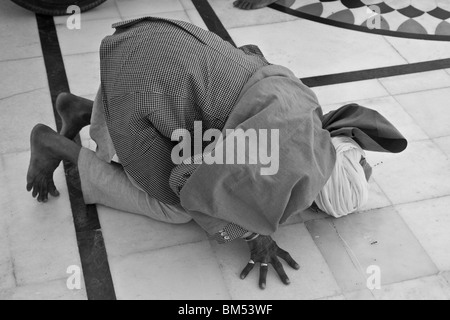 Ein Mann betet an den goldenen Tempel von Amritsar Stockfoto