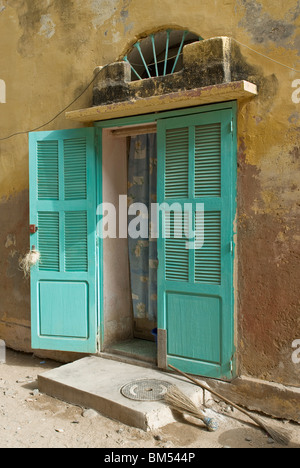 Bunte Tür von einem Kolonialhaus in die Insel Goree, Dakar, Senegal, Afrika. Stockfoto