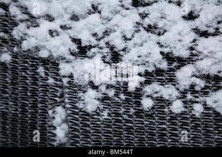 Schnee auf dem geteilten Kühler eine verlassene antike Ford Traktor auf einer Farm in Finnland Stockfoto