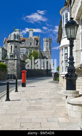 SWANAGE Blick entlang der High Street in Richtung landmark Purbeck House Hotel mit Eingang des Rathauses im Vordergrund Swanage, Dorset UK Stockfoto