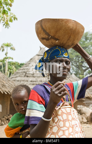 Afrikanische Bedik Frauen, die Kinder, Iwol Dorf, Bassari-Land, Senegal, Afrika. Stockfoto