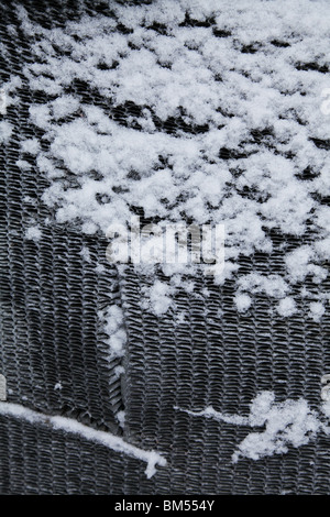 Schnee auf dem geteilten Kühler eine verlassene antike Ford Traktor auf einer Farm in Finnland Stockfoto