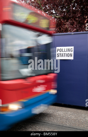 Bus, vorbei an einem temporären Wahllokal in einer Wohnstraße in Hounslow, Großbritannien während britische allgemeine Wahl. Mai 2010. Stockfoto