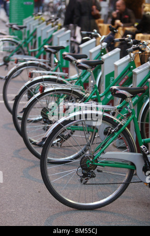 Fahrräder in Reihe bei Rent Bikes in Straße von Rom Italien Stockfoto