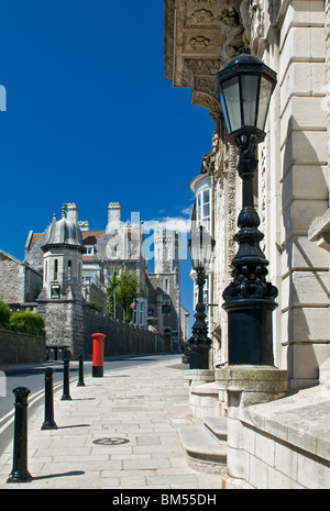 SWANAGE Blick entlang der High Street in Richtung landmark Purbeck House Hotel mit Eingang des Rathauses im Vordergrund Swanage, Dorset UK Stockfoto