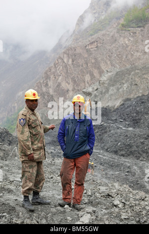 Zwei Armee-Ingenieure im Bereich Erdrutsch bei Attabad der Karakorum Highway, Hunza, Pakistan blockiert Stockfoto