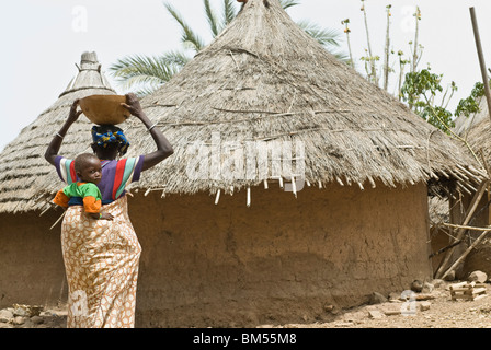 Afrikanische Bedik Frauen, die Kinder, Iwol Dorf, Bassari-Land, Senegal, Afrika. Stockfoto