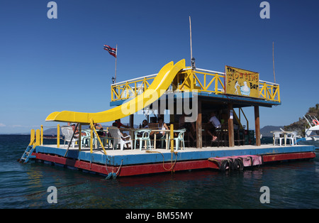 Die ursprüngliche Floating Bar in der Bucht von Sabang Beach in Puerto Galera, Nord Mindoro Occidental, auf den Philippinen. Stockfoto