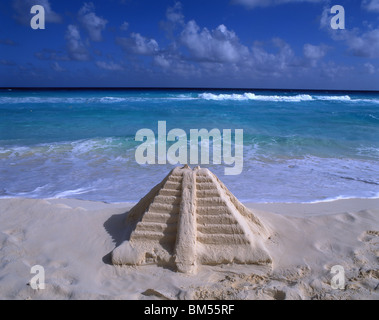 Pyramidenförmige Sandburg, Hotel Zone, Cancun, Halbinsel Yucatán, Bundesstaat Quintana Roo, Mexiko Stockfoto