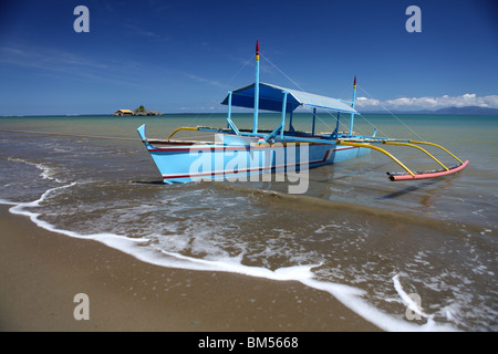 Ein Boot vor Anker im Paniman Village, ein Tor zu den Inseln der Halbinsel Caramoan in Süd-Ost-Luzon auf den Philippinen. Stockfoto