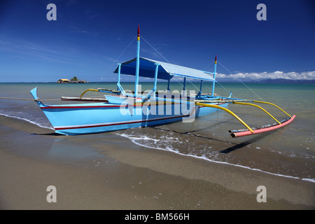 Ein Boot vor Anker im Paniman Village, ein Tor zu den Inseln der Halbinsel Caramoan in Süd-Ost-Luzon auf den Philippinen. Stockfoto