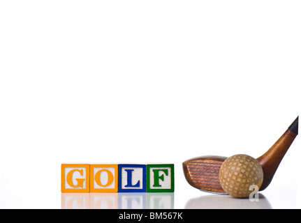 Bunte Kinder-Blöcke Rechtschreibung GOLF mit antiken Golfball und hölzernen Fahrer Stockfoto