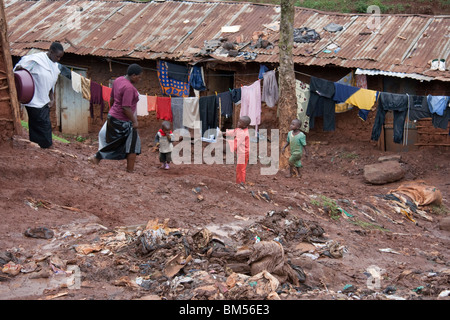 Leben im Slum von Kibera, Wäschetrocknen an Wäscheleinen (Nairobi, Kenia) Stockfoto