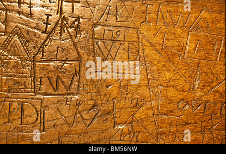 Graffiti in Chorgestühl im 18. Jahrhundert Str. Marys Priory Kirche Abergavenny Wales UK gehauen Stockfoto