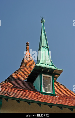 Dachfenster und Spirelet. 'Hillcote', 80, Gillinggate, Kendal, Cumbria, England, Vereinigtes Königreich Europas. Stockfoto