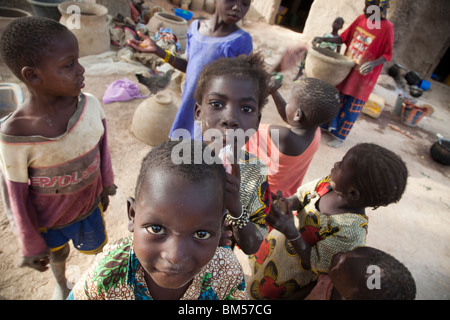 Kinder in der Töpferei Dorf Kalabougou, Mali, wo Frauen Schmiede haben seit Jahrhunderten als traditionelles Töpfer gearbeitet. Stockfoto