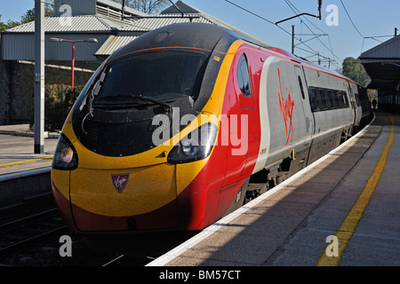 Jungfrau-Züge Class 390 Pendolino 390 031 "City of Liverpool" Departiing Oxenholme Station, Cumbria, England, Grossbritannien, Europa. Stockfoto