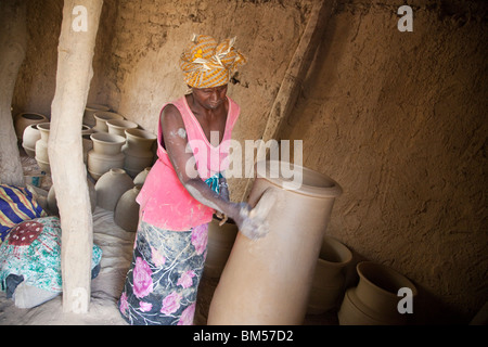 In dem Dorf Kalabougou in der Nähe von Segou, Mali haben Frauen seit Jahrhunderten als traditionelles Töpfer gearbeitet. Stockfoto