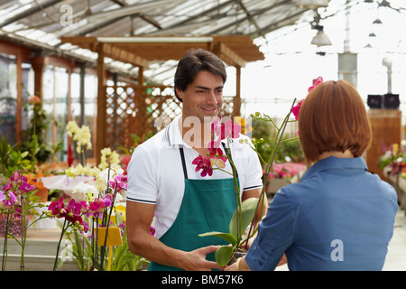 Blumenverkäuferin Umgang mit Kunden Stockfoto