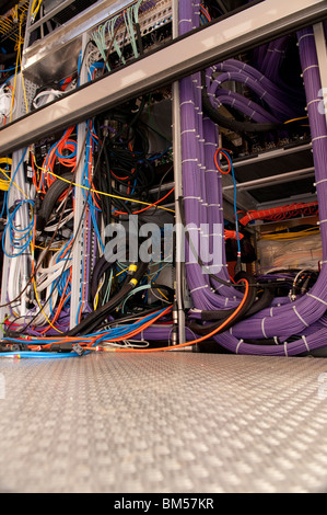 Verkabelung Verbindungen Regale innen außen broadcast Anhänger Stockfoto