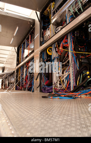 Verkabelung Verbindungen Regale innen außen broadcast Anhänger Stockfoto