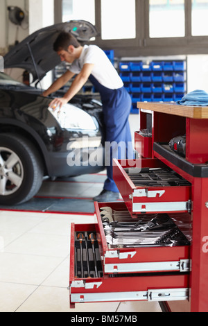 Mechaniker arbeiten am Motor. Vordergrund im Fokus Stockfoto