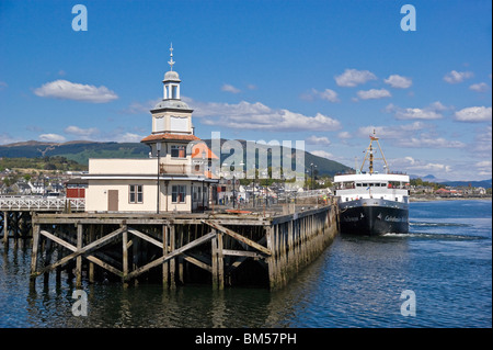 Caledonian MacBrayne Autofähre Jupiter in Dunoon Pier in Schottland Stockfoto