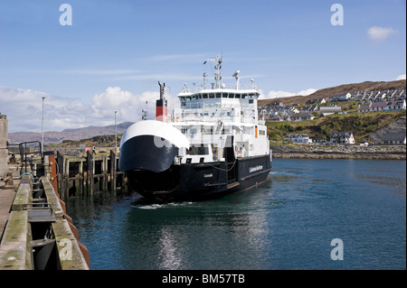 Caledonian MacBrayne Autofähre Coruisk Ankunft in Mallaig in Schottland von Armadale auf Skye und bereitet sich auf Liegeplatz Stockfoto