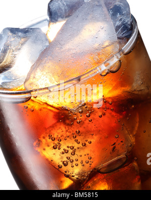 Glas Cola mit Eiswürfeln Stockfoto