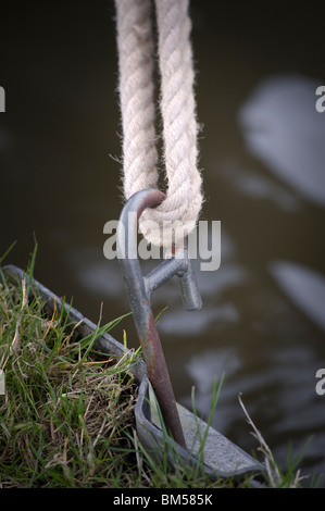 Seil zur Bootsanlegestelle Haken Kanal Stockfoto