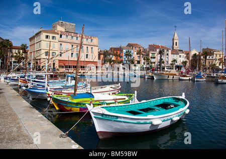 traditionelle kleine Fischerboote im Hafen von Sanary Sur Mer, Provence, Frankreich Stockfoto