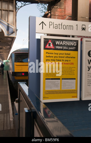 Triebfahrzeug am Norwich Bahnhof mit Warnung Signage Plattform im Vordergrund Portrait zu Beginn warten Stockfoto