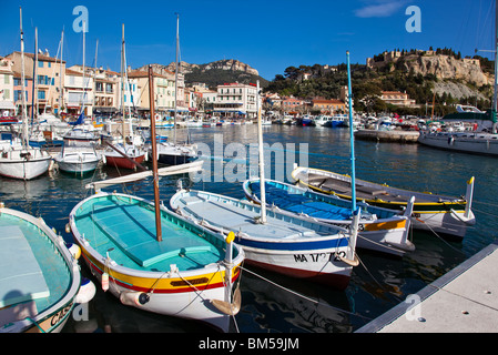 traditionelle kleine Fischerboote im Hafen von Cassis, Provence, Frankreich Stockfoto