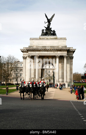 Household Cavalry Fahrt durch Wellington Arch, Hyde Park Corner, auf ihrem Weg um die Wachablösung, London, UK Stockfoto