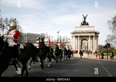 Household Cavalry Fahrt durch Wellington Arch, Hyde Park Corner, auf ihrem Weg um die Wachablösung, London, UK Stockfoto