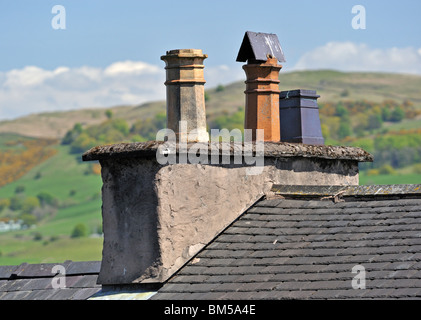 Haus-Schornstein mit drei Töpfe. Kendal, Cumbria, England, Vereinigtes Königreich Europas. Stockfoto