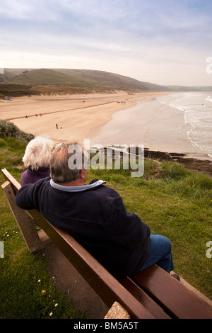 Großbritannien, England, Devon, Woolacombe Strand, paar Blick von Bank oberhalb des Strandes genießen Stockfoto